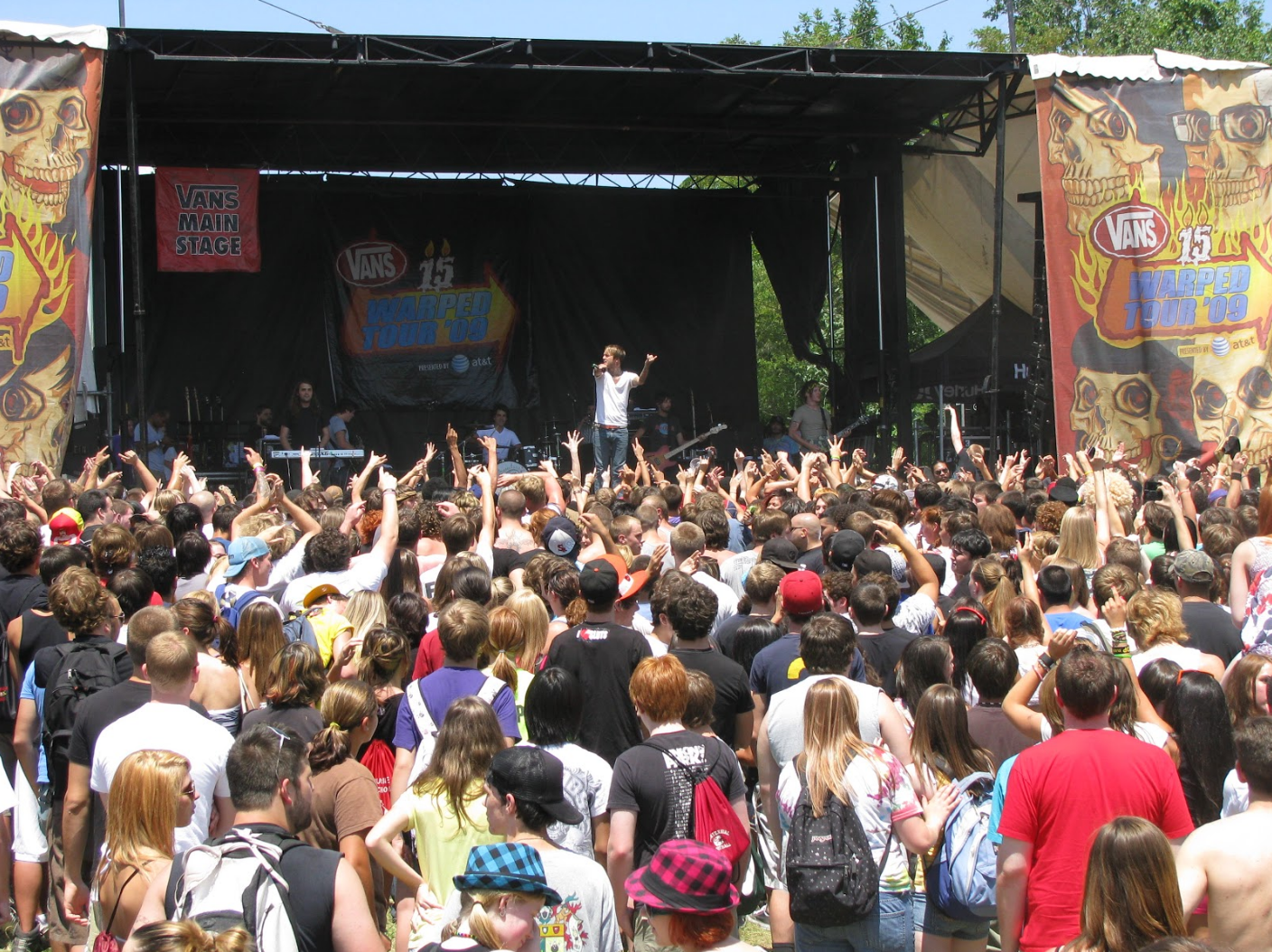 Warped crowd 2009